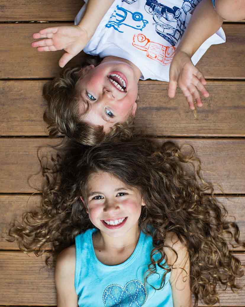 Fachada Kotapelo y niños felices