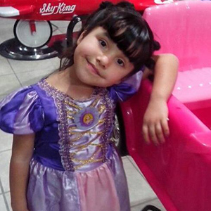 Niña disfrutando de un peinado en Kota Pelo